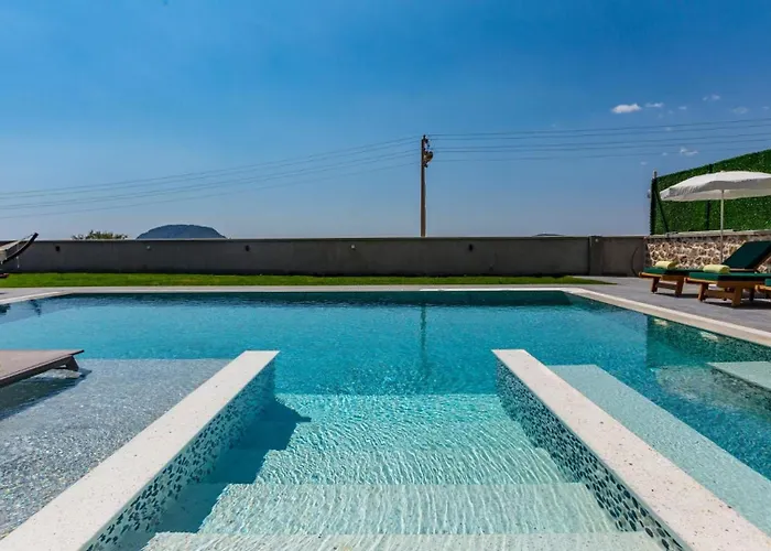 Oludeniz 4 Bedroom Luxury - Private Pool And Garden Вилла